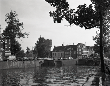 66374 Gezicht op de Stadsbuitengracht te Utrecht met links de Weerdbrug en rechts de Zandbrug. Daarachter de huizen op ...
